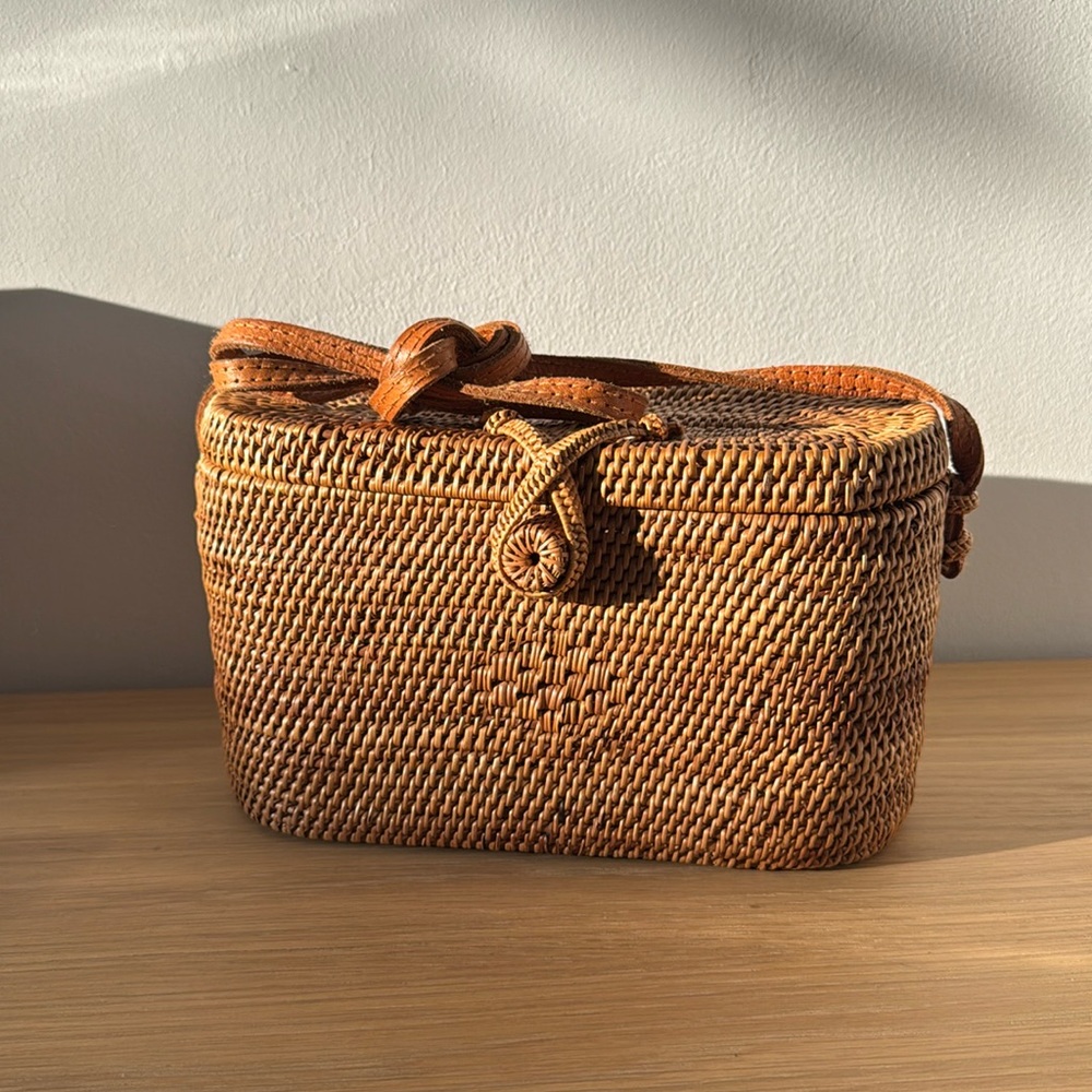 Wicker basket with cross body strap